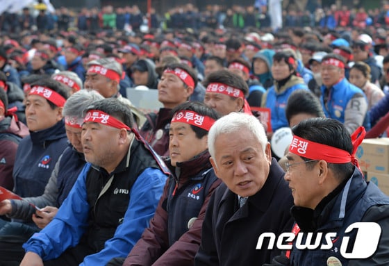 김한길 민주당 대표가 16일 오후 서울광장에서 열린 전국노동자대회에 참석해 문진국 한국노총 위원장(오른쪽)과 대화하고 있다. 2013.11.16/뉴스1 © News1 박철중 기자