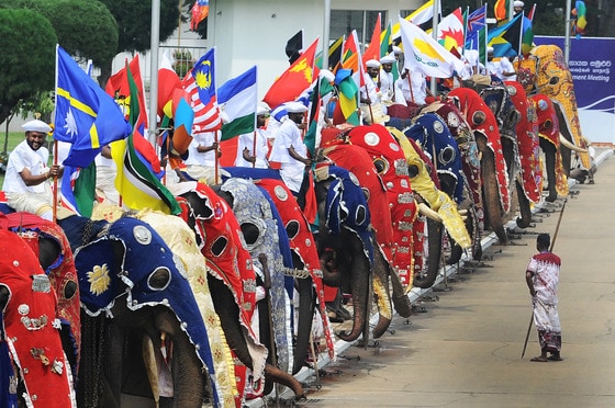 영연방정상회의 개막식이 열린 15일&#40;현지시간&#41; 스리랑카 수도 콜롬보의 반다라나이케  기념 국제회의장 밖에서 전통의상을 입고 코끼리 등에 올라탄 스리랑카인들이 회원국 국기를 들고 도열해 있다. 영국의 찰스 왕세자가 공식 개막식을 주재한 정상회의는 그러나 스리랑카의 철저한 준비에도 불구하고 내전 종식 당시 반군에 대한 인권탄압으로 촉발된 논쟁에 의해 빛이 바랬다.  ©AFP=뉴스1  