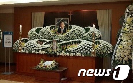 16일 오전 발생한 서울 삼성동 아이파크 아파트 헬기 충돌 사고로 사망한 헬기 기장 박인규씨&#40;57&#41;의 빈소가 서울아산병원 장례식장 20호에 마련됐다. © News1   민경석 기자