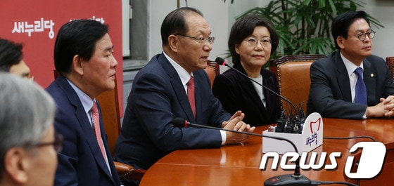 황우여 새누리당 대표가 18일 저녁 서울 여의도 국회에서 열린 최고위원회의에서 발언을 하고 있다.이날 저녁 두번째로 열린 새누리당 최고위원회의는 비공개로 진행됐다. 2013.11.18/뉴스1 © News1 송원영 기자