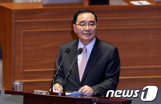 정홍원 국무총리가 19일 오전 서울 여의도 국회에서 열린 정치 분야 대정부질문에서 원혜영 민주당 의원의 질문에 답하고 있다. 2013.11.19/뉴스1 © News1 허경 기자
