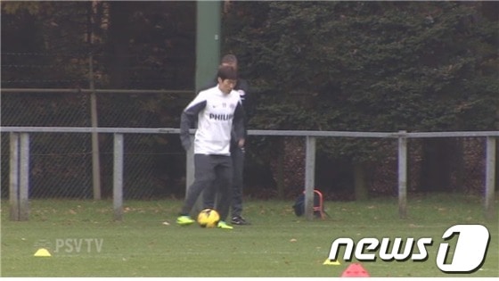 훈련 중인 박지성(PSV 홈페이지 캡처).© News1