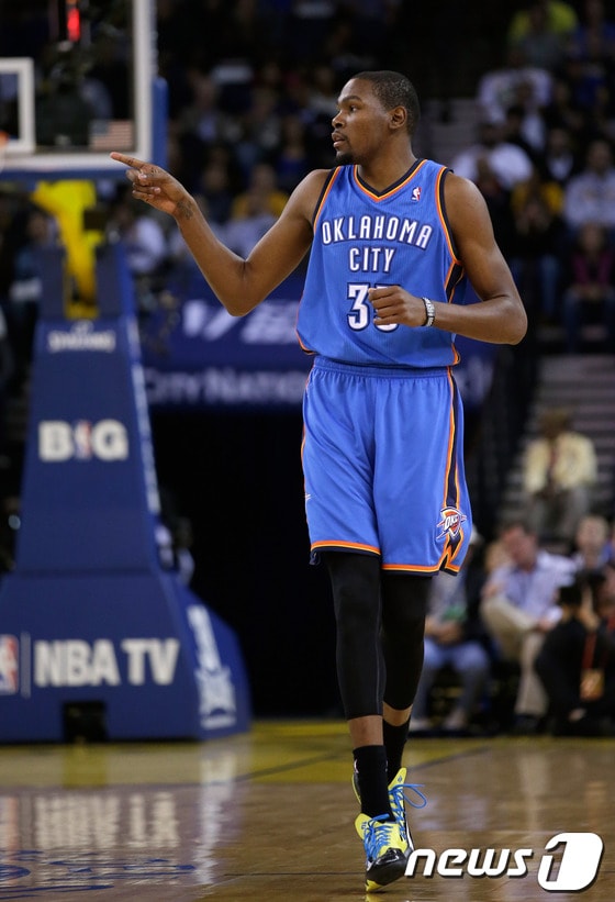 생애 첫 NBA 정규리그 MVP를 수상한 케빈 듀란트(오클라호마시티 선더). © AFP=News1