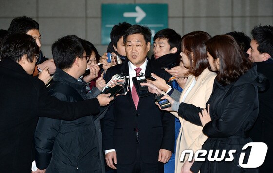정문헌 새누리당 의원이 지난해 11월 &#39;남북정상회담 회의록 유출 의혹&#39; 사건과 관련해 피고발인 신분으로 검찰조사를 마친 후 서울 서초동 서울중앙지방검찰청을 나서며 취재진 질문에 답하고 있다. © News1 박세연 기자