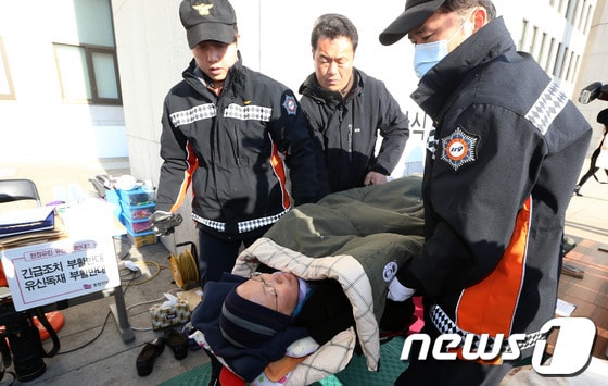 김미희 통합진보당 의원이 정당해산심판 청구 항의 단식 보름째를 맞은 20일 오전 서울 여의도 국회 본청 앞 농성장에서 건강악화로 실신, 구급대에 의해 병원으로 이송되고 있다. 2013.11.20/뉴스1 © News1 오대일 기자