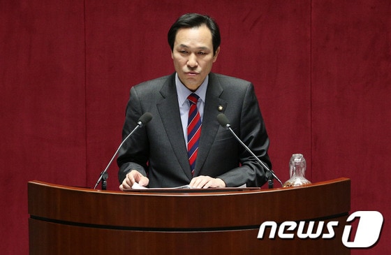 우상호 민주당 의원이 20일 오전 서울 여의도 국회 본회의장에서 열린 외교·통일·안보분야 대정부질문에서 정홍원 국무총리를 상대로 질의하고 있다. 2013.11.20/뉴스1 © News1   오대일 기자