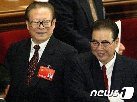 리펑 전 중국 총리(오른쪽). 왼쪽은 장쩌민 전 중국 국가주석. ⓒAFP=News1