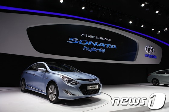 현대자동차(회장 정몽구)는 21일 중국 광저우 국제모터쇼에서 500여명의 기자단이 참석한 가운데 '쏘나타 하이브리드' 보도발표회 행사를 개최했다(현대자동차 제공) © News1