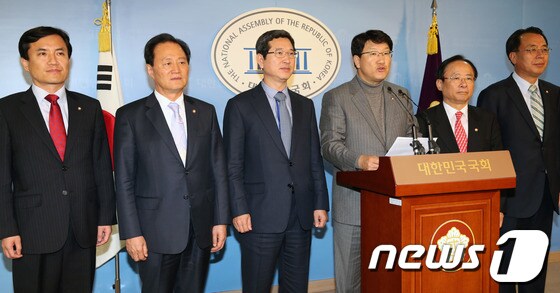 권성동 의원을 비롯한 새누리당 법제사법위원회 의원들이 21일 서울 여의도 국회 정론관에서 검찰이 국정원 대선개입 댓글 관련 공소장을 변경한데 대해 반박하는 기자회견을 하고 있다. 2013.11.21/뉴스1 © News1 송원영 기자