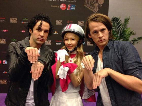 크레용팝 엘린(가운데)와 노르웨이 남성 듀오 일비스(크레용팝 트위터). © News1  