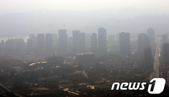 22일 오후 서울 남산에서 바라본 서울도심이 뿌옇다. © News1 박세연 기자