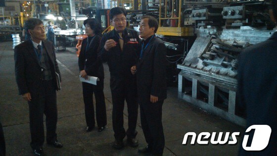 21일 박우섭(맨 오른쪽) 남구청장이 (주)핸즈코퍼레이션를 방문해 회사 관계자들과 대화를 나누고 있다.© News1