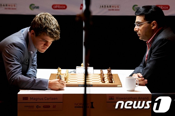 체스 세계랭킹 1위인 노르웨이의 마그누스 칼센(왼쪽)과 현 세계 챔피언 인도의 아난드 비쉬와나탄.© AFP=News1 