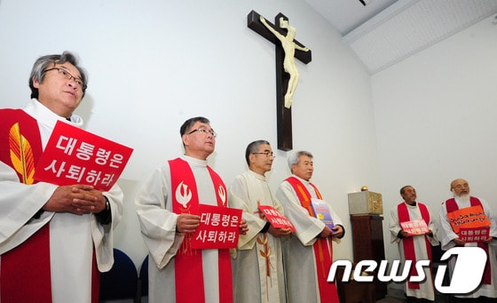 지난 22일 오후 전북 군산시 수송동 성당에서 열린 시국미사에서 천주교정의구현사제단 신부들이 국가기관의 불법 대선 부정선거를 규탄하며 박근혜 대통령 사퇴를 촉구하는 미사를 진행하고 있다. © News1   김대웅 기자