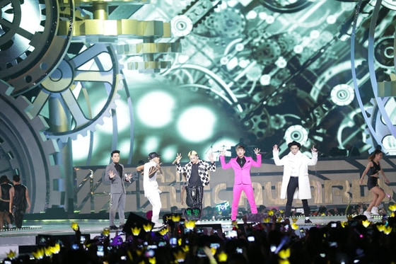그룹 빅뱅이 22일 저녁 7시(현지 시각) 홍콩 퉁청 아시아월드 엑스포 아레나에서 열린 '2013 엠넷 아시아 뮤직 어워드'에서 공연을 펼치고 있다(CJ E&M 제공). © News1 