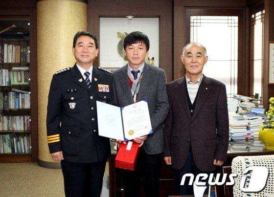 전화금융사기 막은 농협직원 이용길 대리(가운데) © News1