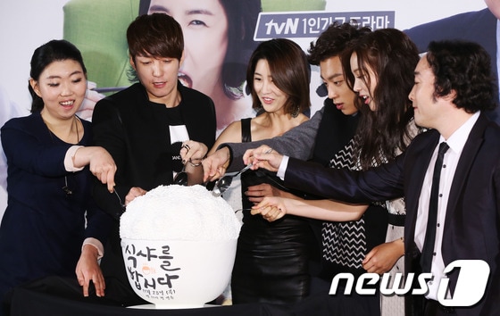 (왼쪽부터) 배우 이도연, 심형탁, 이수경, 비스트의 윤두준, 탤런트 윤소희, 배우 장원영이 지난 25일 오전 서울 여의도 IFC 엠펍에서 열린 tvN 드라마 '식샤를 합시다' 제작발표회에서 기념 떡 케이크를 먹고 있다. © News1 