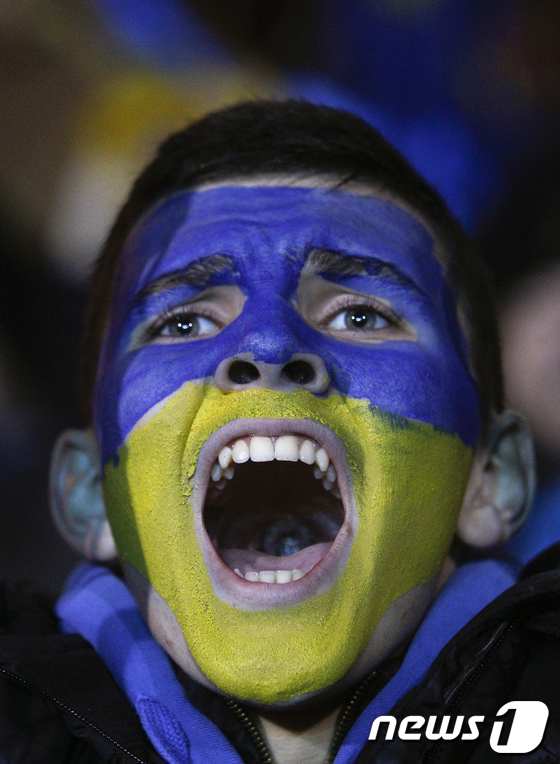 유럽연합(EU)과의 제휴 협정 재개를 촉구하고 있는 우크라이나의 시위자.© Reuters=News1