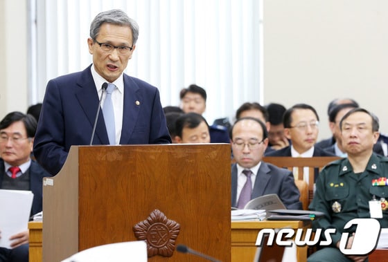 김관진 국방장관이 26일 오전 서울 여의도 국회에서 열린 국방위원회 전체회의에서 부처 업무보고를 하고 있다. 여야 국방위원들은 이 자리에서 천주교 정의구현사제단 박창신 신부의 &#39;연평도 망언&#39; 규탄 결의안 채택 여부를 놓고 공방을 벌였다. 2013.11.26/뉴스1 © News1   오대일 기자