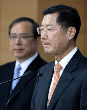 성태제 한국교육과정평가원장&#40;오른쪽&#41;이 26일 오전 세종로 정부서울청사에서 2014학년도 대학수학능력시험 채점 결과 브리핑 후 취재진의 세계지리 8번 문항과 관련한 질의를 받고 있다. 2013.11.26/뉴스1 © News1   박정호 기자