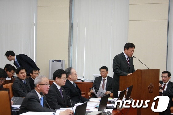 새누리당 이한성 의원(경북 문경·예천)이 26일 개최된 국회기획재정위원회 전체회의에서 2015경북문경세계군인체육대회 지원에 대한 세제혜택을 골자로 하는 조세특례제한법 개정안에 대한 제안설명을 하고 있다/사진제공=새누리당© News1
