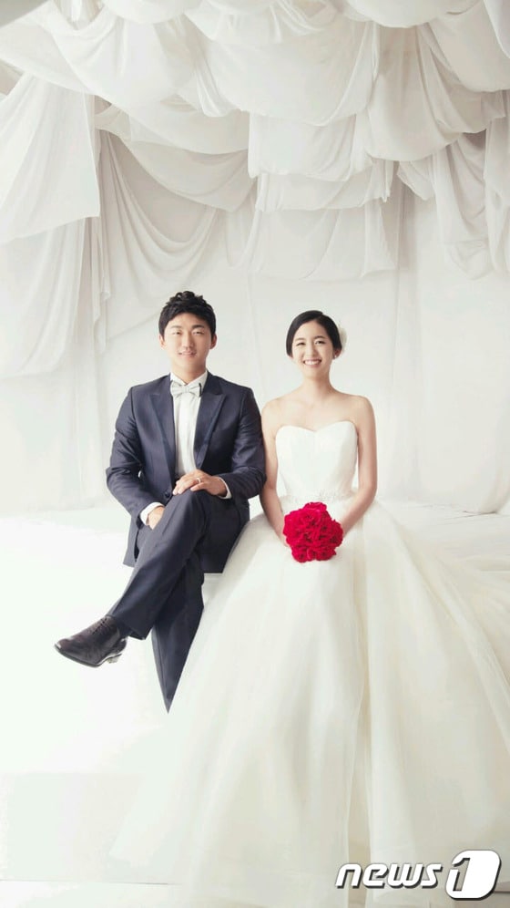 오는 30일 결혼하는 한화 투수 안영명과 신부 신선미양.(한화 이글스 제공) © News1