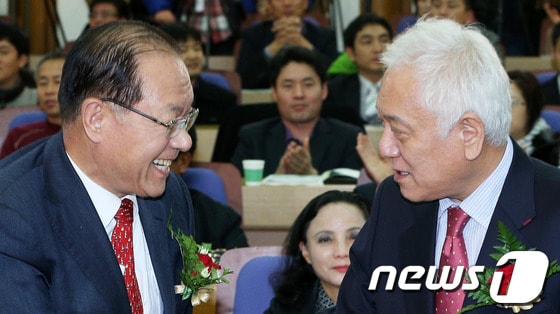 정국 해법을 둘러싼 여야의 평행선 대치가 이어지는 가운데 황우여 새누리당 대표와 김한길 민주당 대표가 27일 오후 서울 여의도 국회 의원회관에서 열린 소방재정 확충 법제화 입법공청회에 나란히 참석해 인사를 나누고 있다. 2013.11.27/뉴스1 © News1   오대일 기자