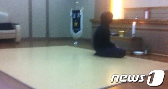 28일 충북 충주장례식장에 마련된 최진실 전 매니저였던 박모씨&#40;32&#41;의 빈소에 가족이 앉아 있다. © News1 