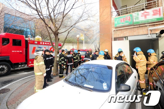 119대원들이 불이 난 포항시 남구 대잠동 대잠그린파크 명품 아파트 상가에 진입하고 있다./최창호 기자© News1 