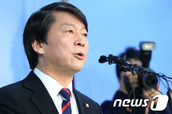 독자적인 정치세력화에 나선 무소속 안철수 의원이 28일 오전 서울 여의도 국회 정론관에서 기자회견을 열고 신당 창당을 지향점으로 하는 새정치추진위원회 출범을 공식 선언하고 있다. 안 의원은 이 자리에서