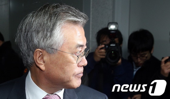 천주교 정의구현사제단의 시국미사 발언으로 파문이 일고 있는 가운데 28일 오전 서울 여의도 국회 의원회관에서 열린 ‘민주주의 회복과 한반도 평화 기원미사’ 에 문재인 의원이 참석하고 있다. 2013.11.28/뉴스1 © News1 허경 기자