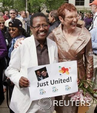 암환자 버니트 그레이&#40;64·좌측&#41;와 패트리샤 에워트&#40;65&#41;가 27일&#40;현지시간&#41; 시카고에서 결혼식을 올렸다©로이터=News1 