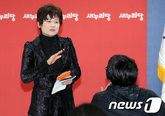 강은희 새누리당 원내대변인이 3일 오전 서울 여의도 당사에서 열린 현안 관련 기자간담회에서 기자들의 질의에 답변하고 있다. 2013.11.3/뉴스1 © News1 허경 기자