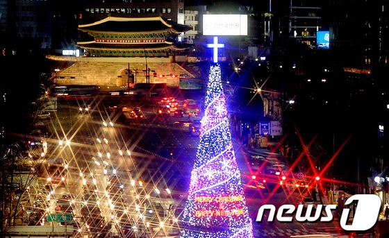 30일 오후 서울 시청 앞 광장에 설치된 대형 성탄트리가 점등돼 도심을 아름답게 밝히고 있다. 2013.11.30/뉴스1 © News1   박지혜 기자