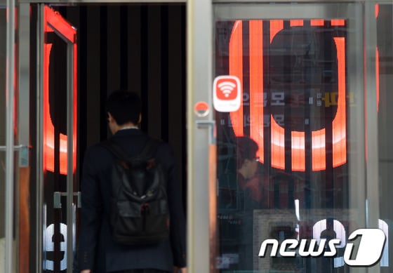 4일 오전 서울 서초동 이석채 KT 회장의 집무실이 있는 서초사옥으로 직원들이 출근하고 있다.배임 혐의로 수사를 받아온 이 회장은 전날 전격 사의를 표명했으며, 검찰은 KT 임직원들을 줄줄이 불러 소환 조사 할 예정이다. 2013.11.4/뉴스1 © News1 양동욱 기자