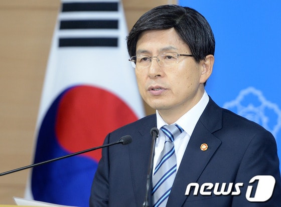 황교안 법무부장관이 5일 오전 서울 세종로 정부서울청사에서 통합진보당 해산 심판청구 법리검토 결과 브리핑을 하고 있다. 정부는 이날 오전 정부서울청사에서 정홍원 국무총리 주재로 열린 국무회의에 법무부가 긴급 안건으로 상정한 ‘위헌정당 해산심판 청구의 건’을 심의, 의결했다. 2013.11.5/뉴스1 © News1 손형주 기자