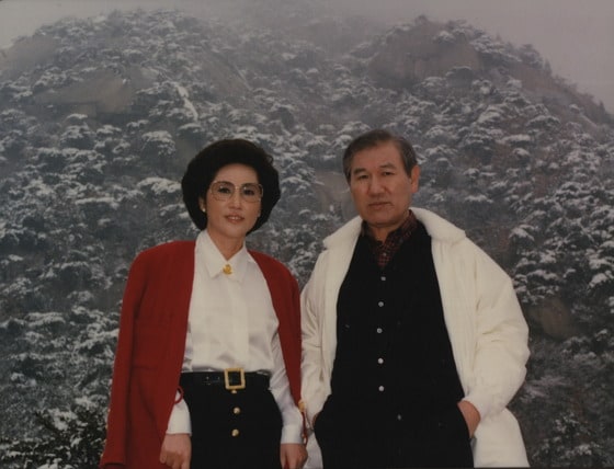 안전행정부 국가기록원(원장 박경국) 소속 대통령기록관이 2013년 11월 6일부터 17일까지 옛 대통령 별장인 충북 청원군 청남대에서 '아름다운 동반자 영부인'을 주제로 한 기획전시 사진.  대통령 시절 청와대 경내 산책하는 노태우 전 대통령과 영부인 김옥순 여사.(행정안전부 제공) ⓒ News1