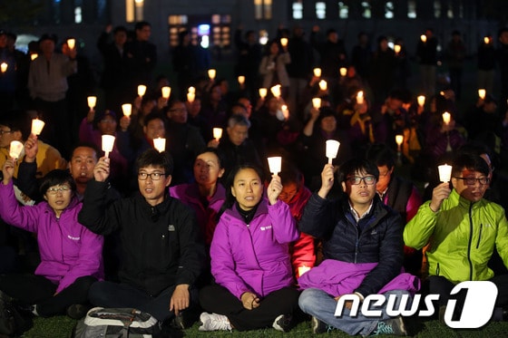 통합진보당에 대한 법무부의 정당해산심판 청구가 국무회의를 통과한 5일 저녁 서울광장에서 열린 '통합진보당 해산기도 중단'을 촉구하는 촛불집회에서 당원들이 구호를 외치고 있다.한편 이날 황교안 법무장관은 헌법재판소에 통합진보당 해산심판 청구와 정당활동정지 가처분 신청을 제출했다. 이번 정당해산심판 청구는 1988년 헌법재판소가 창설된 이후 첫 사례다. 2013.11.5/뉴스1 © News1 한재호 기자