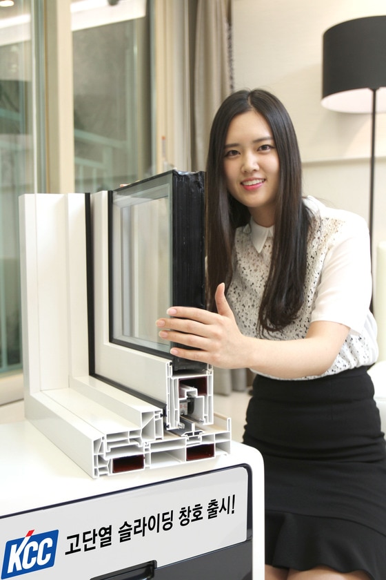 KCC의 신제품 '고단열 슬라이딩 창호'를 모델이 선보이고 있다.(사진제공=KCC)© News1  