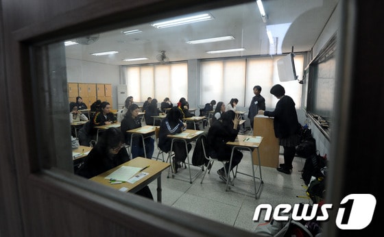 2014년도 수학능력시험날인 7일 오전 충북 청주시 상당구 대성고등학교 수능 고사장에서 고3 수험생들이 답안지 작성을 하고 있다. 2013.11.7/뉴스1 © News1 김용빈 기자