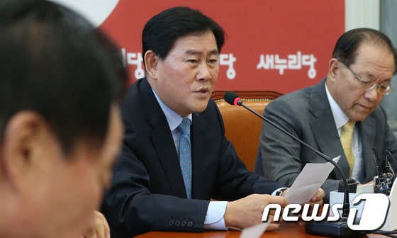 최경환 새누리당 원내대표가 7일 서울 여의도 국회에서 열린 최고위원회의에서 발언을 하고 있다. 최 원내대표는 이날 회의에서 2007년 남북정상회담 대화록 폐기 의혹 사건 수사 참고인으로 문재인 민주당 의원이 전날 검찰에 출두한 것과 관련,