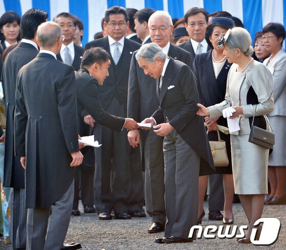 지난달 31일 도쿄에서 열린 일왕 주최 가든파티에서 아키히토&#40;明仁&#41;일왕에 편지를 전달하는 야마모토 타로&#40;山本太郞&#41; 무소속 참의원 의원. ©AFP= News1   