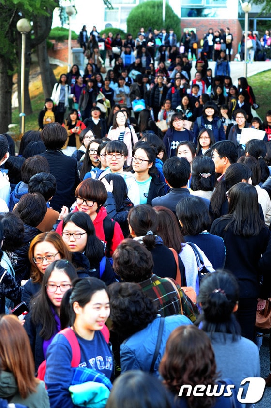2014학년도 대학수학능력시험일인 7일 오후 경북 포항시 유성여고에서 시험을 마친 수험생이 학생들이 부모님을 찾고 있다.2014.11.7/뉴스1 © News1   최창호 기자