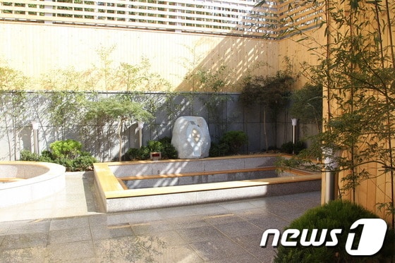 지난 9월 새롭게 문을 연 경북 예천온천의 야외 노천탕/사진제공=예천군청© News1 