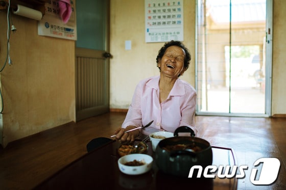 '우리 어머니 글과 사진'展에 전시된 황수동 作 '어머니의 성찬'. (하나님의 교회 제공) © News1