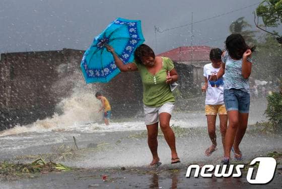 지난 8일 태풍 '하이옌'을 피해 대피 중인 필리핀 주민들. 미국 합동태풍경보센터는 하이옌의 최고풍속이 사상 최고인 시속 379㎞에 이른다고 밝혔다.© Reuters=News1 이준규 기자