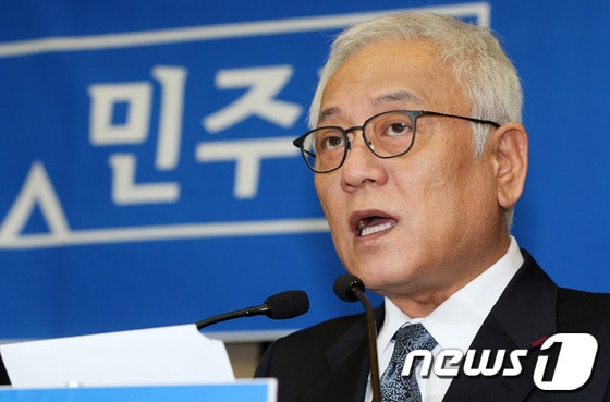 민주당 김한길 대표가 10일 오후 서울 여의도 국회에서 열린 의원총회에서 발언을 하고 있다.김 대표는 이 자리에서 장하나·양승조 의원의 발언 파문과 관련, 