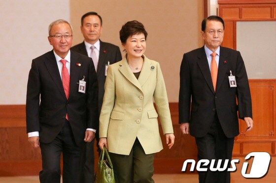 박근혜 대통령과 현오석 부총리가 청와대 국무회의에 참석하고 있다. (청와대 제공) 2013.12.10/뉴스1 © News1 박철중 기자