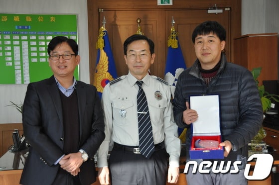 왼쪽부터 이석민 회장, 조정필 서장, 백의형 지능팀장. © News1