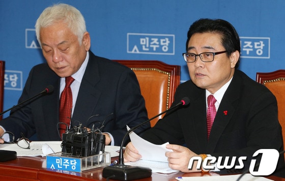 민주당 전병헌 원내대표가 11일 오전 서울 여의도 국회에서 열린 최고위원회의에서 모두발언을 하고 있다. 2013.12.11/뉴스1 © News1 오대일 기자